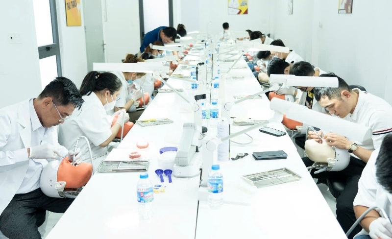 TS.BSCK2 Trần Văn Trường cùng các học viên
