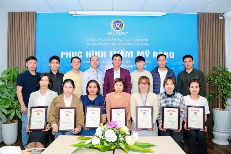 TS.BSCK2 Trần Văn Trường cùng các học viên HanoiDent