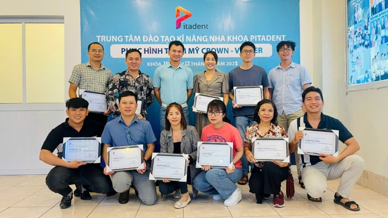 TS.BSCK2 Trần Văn Trường cùng các học viên Pitadent
