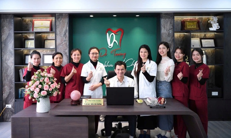 TS.BSCK2 Trần Văn Trường cùng đội ngũ nhân viên chất lượng