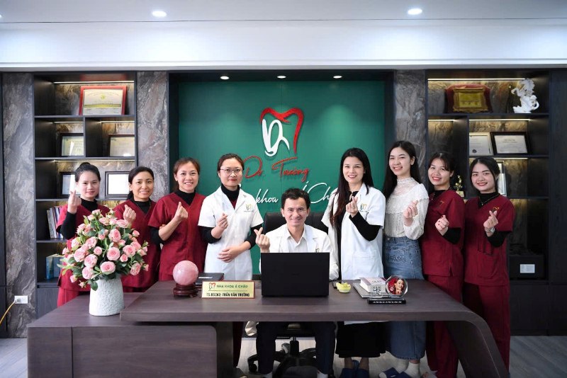Đội ngũ nhân viên tại nha khoa Dr Trường Á Chấu
